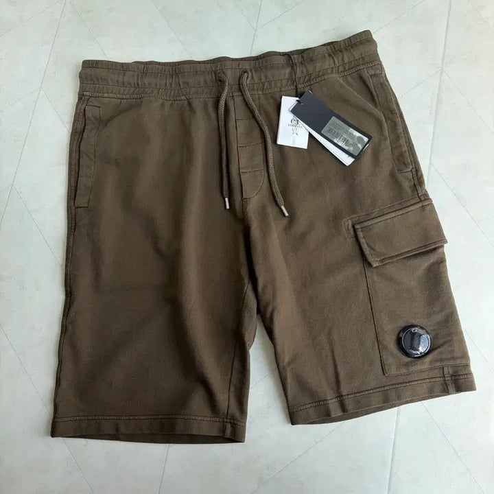 [BUNJANG] CP Company Lens Cargo Sweat Shorts Khaki (L) / 새상품(L)씨피컴퍼니 CP컴퍼니 렌즈 와펜 카고 스웨트 반바지 카키