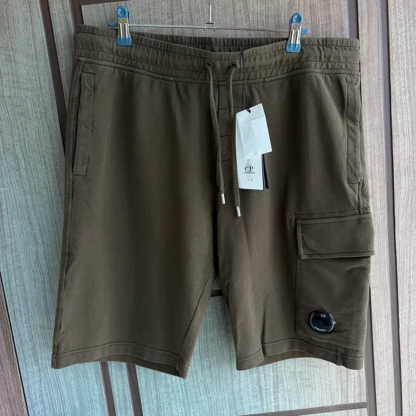 [BUNJANG] CP Company Lens Cargo Sweat Shorts Khaki (L) / 새상품(L)씨피컴퍼니 CP컴퍼니 렌즈 와펜 카고 스웨트 반바지 카키