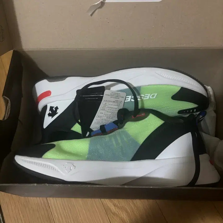 [BUNJANG] Descente Fluorescent Color New Hiking/Trekking Shoes / 데상트 운동화 형광색 새상품