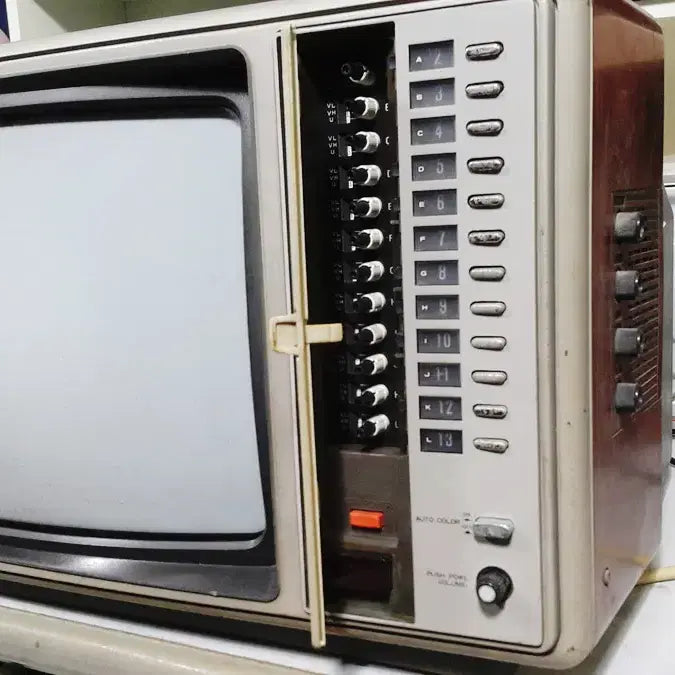 [BUNJANG] 1982 Goldstar CNR-405K 17-inch Color TV (Display Use Only) / 디피용 1982 디피용 금성 컬러 티브이/필독