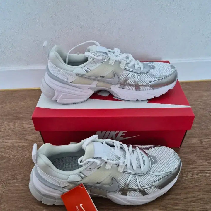 [SOLD OUT] (새상품)나이키 V2K 런 화이트 메탈릭 실버