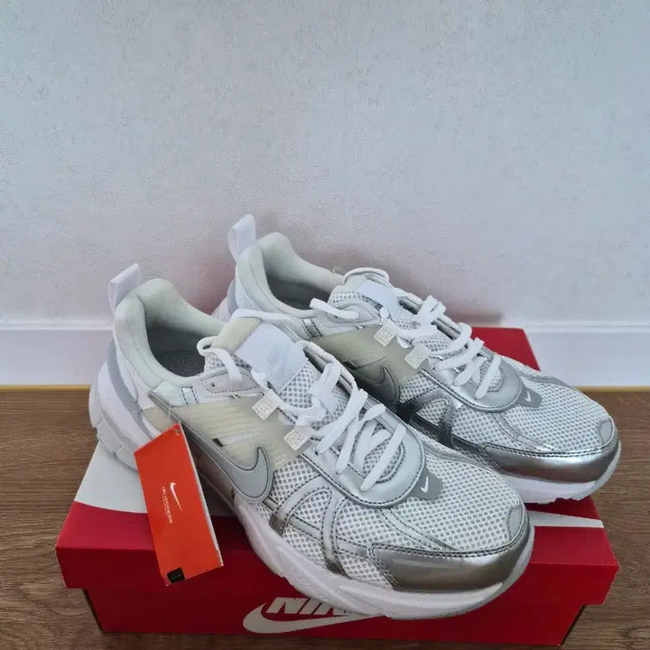 [SOLD OUT] (새상품)나이키 V2K 런 화이트 메탈릭 실버