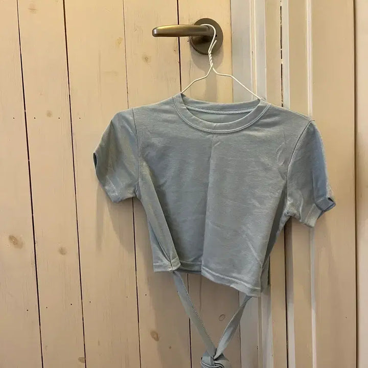 [BUNJANG] Cropped T-Shirt with Ribbon Detail / [방 정리] 크롭 티셔츠