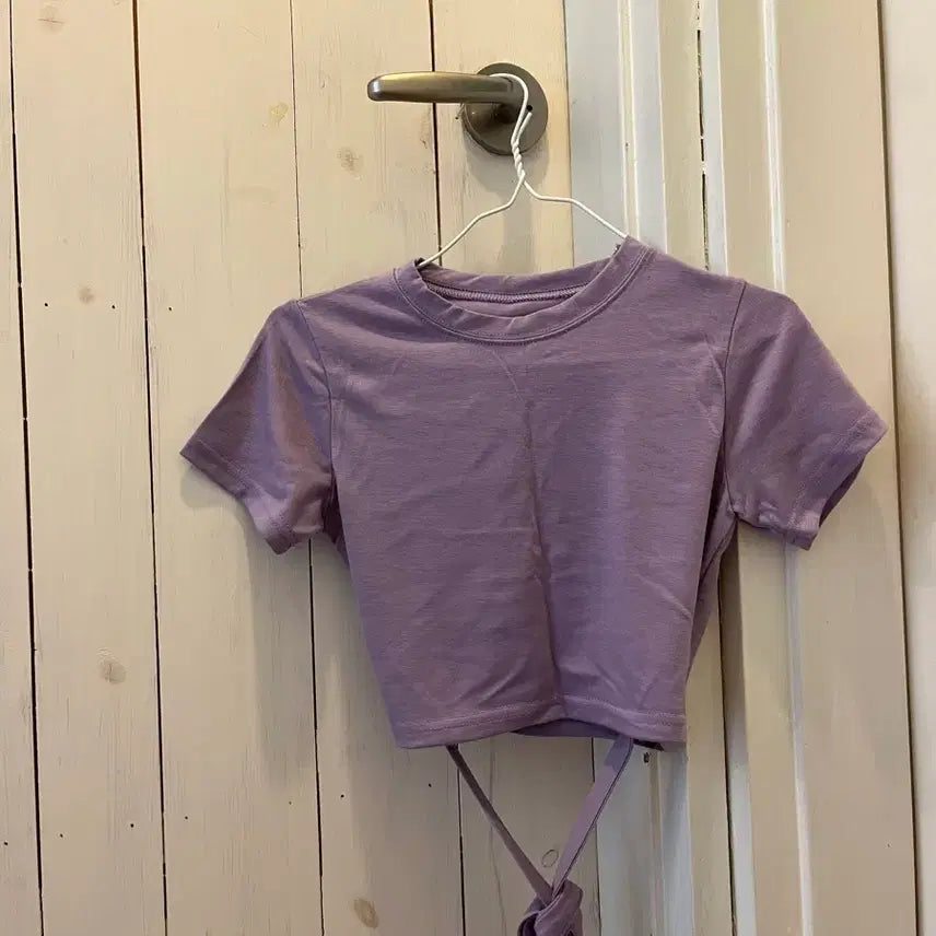 [BUNJANG] Cropped T-Shirt with Ribbon Detail / [방 정리] 크롭 티셔츠
