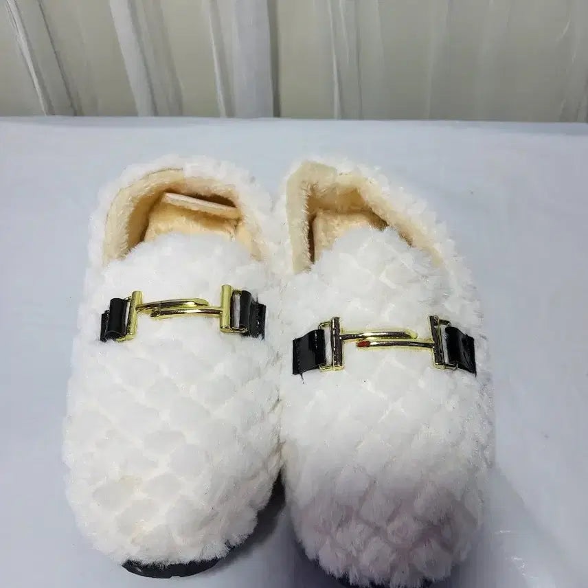 [BUNJANG] White Fur Lined Flat Shoes (Size 38) / [새상품]화이트 털 플랫 슈즈38