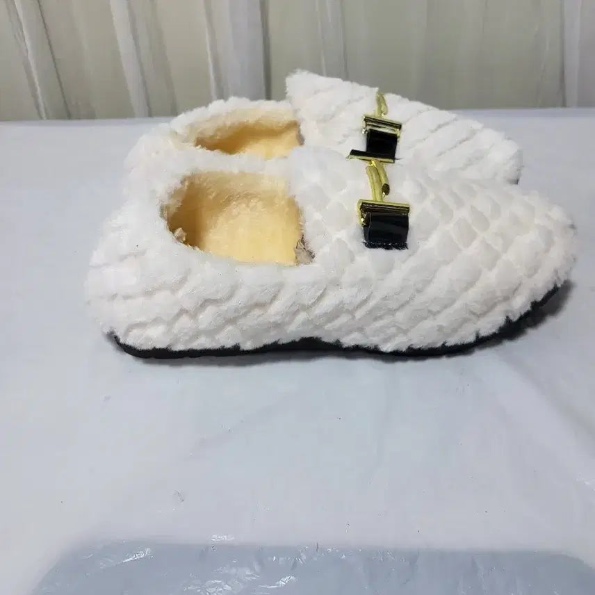 [BUNJANG] White Fur Lined Flat Shoes (Size 38) / [새상품]화이트 털 플랫 슈즈38