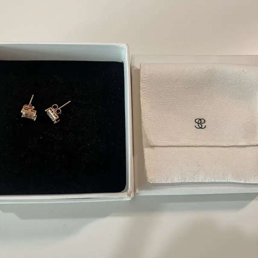 [BUNJANG] SIEA Baguette Cut Earrings (7mm x 5mm) / 시에 바게트 컷 이어링