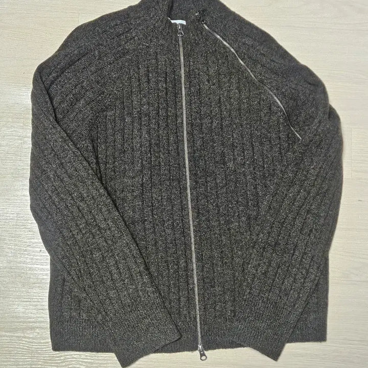 [BUNJANG] Waveness Diagonal Full Zip-Up Knit Dark Khaki / 웨이비니스 다이애그널 풀집업 니트 다크카키