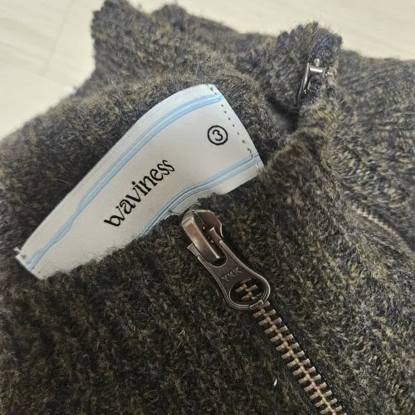 [BUNJANG] Waveness Diagonal Full Zip-Up Knit Dark Khaki / 웨이비니스 다이애그널 풀집업 니트 다크카키