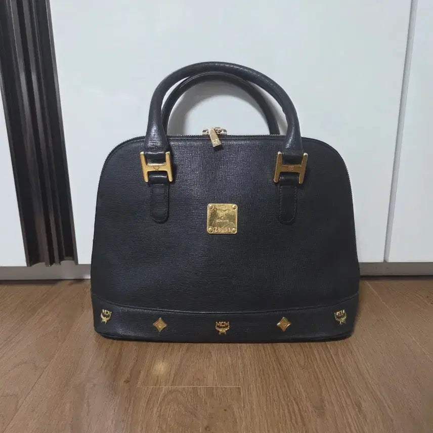 [SOLD OUT] 정품 MCM 블랙 돔 토트백 가방