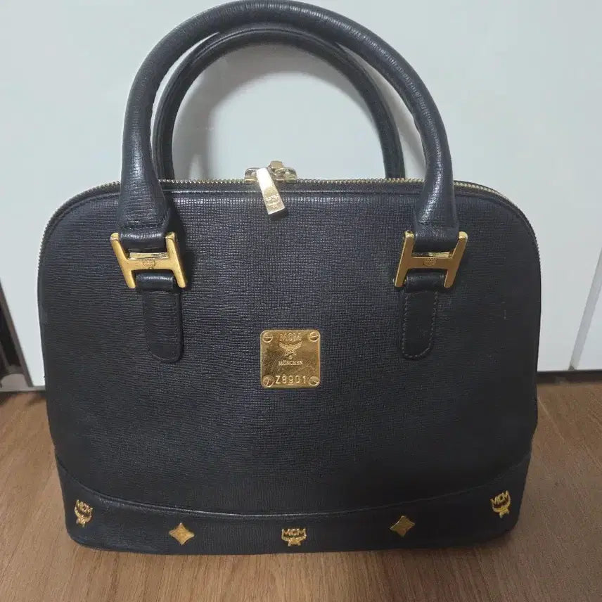 [SOLD OUT] 정품 MCM 블랙 돔 토트백 가방
