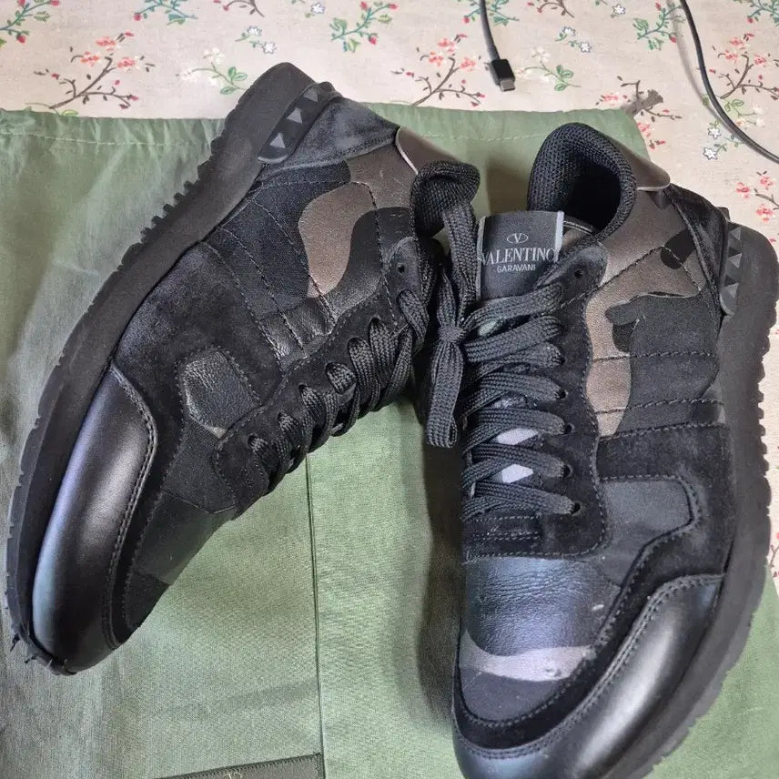 [BUNJANG] Valentino Garavani Black Camo Sneakers / 발렌티노 Garavani 블랙 카모 스니커즈