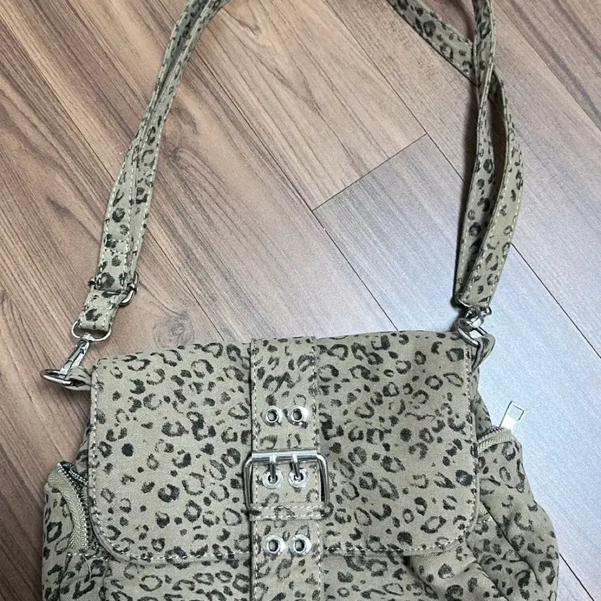 [BUNJANG] Leopard Buckle Handbag / 레오파드 버클 핸드백