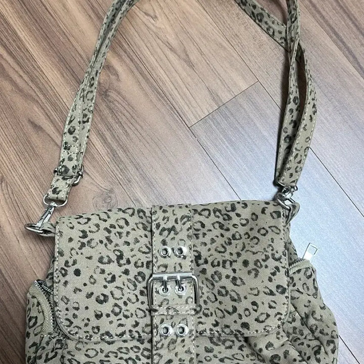 [BUNJANG] Leopard Buckle Handbag / 레오파드 버클 핸드백