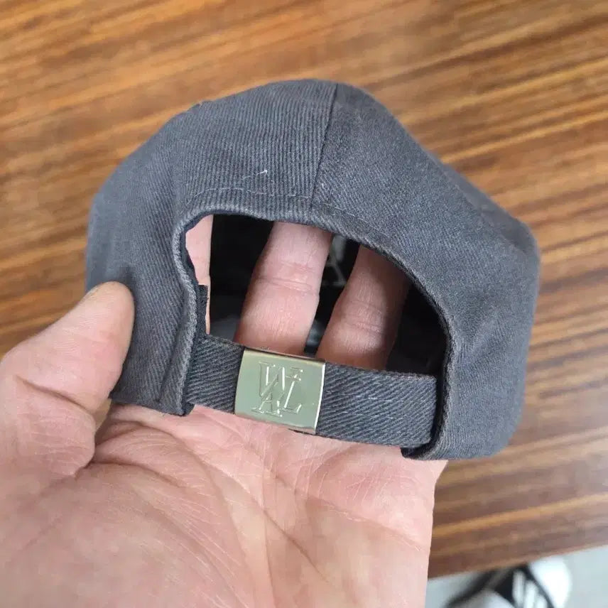 [BUNJANG] Wooalong Signature Logo Charcoal Hat M / 우알롱 시그니처 로고 차콜 모자 m