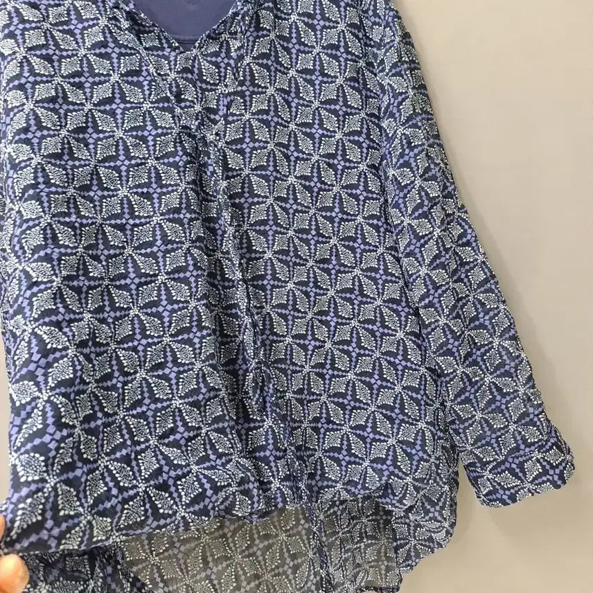 [BUNJANG] AILENE Blue Pattern Layered Asymmetrical Blouse / AILENE 블루 패턴 레이어드 언발 블라우스