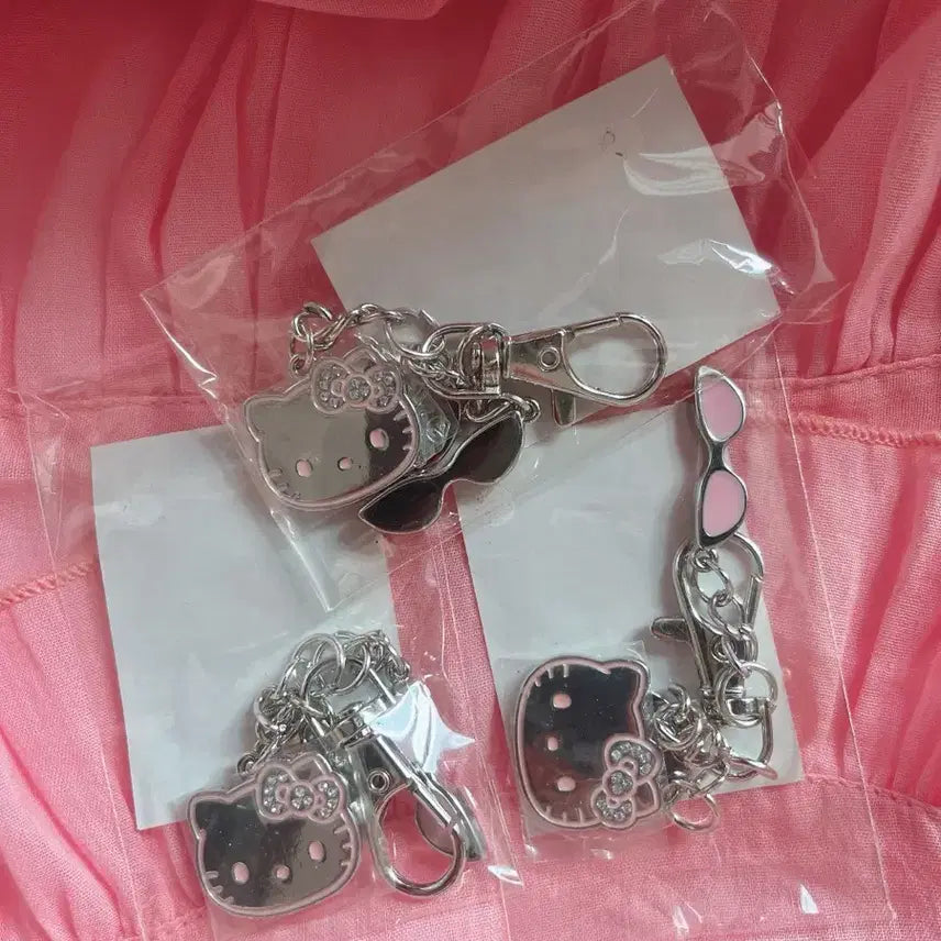 [BUNJANG] WAKEMAKE Hello Kitty Charm Keychain Silver / 웨이크메이크 헬로키티 참키링 실버