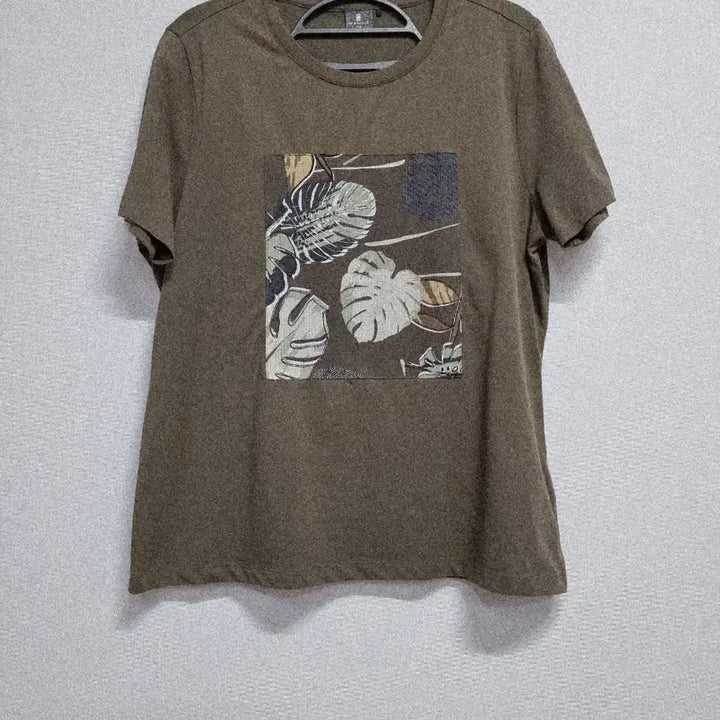 [BUNJANG] Waide Angle Khaki Monstera Printing Short Sleeve T-Shirt 105 / 와이드앵글 카키색 몬스테라 프린팅 반팔 티셔츠105