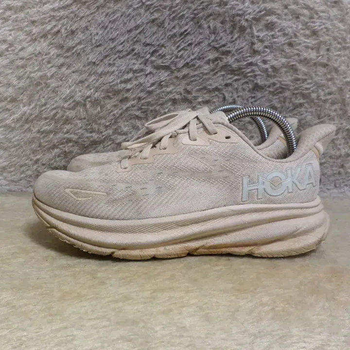 [BUNJANG] Hoka One One Clifton 9 Beige Sneakers / 후루룩구제2 240 호카오네오 클리프톤9 베이지 운동화 260509