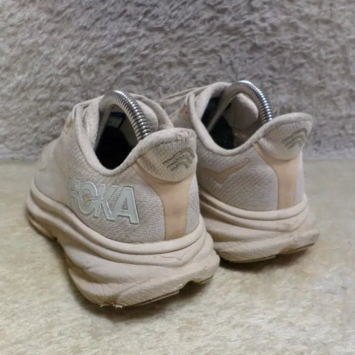 [BUNJANG] Hoka One One Clifton 9 Beige Sneakers / 후루룩구제2 240 호카오네오 클리프톤9 베이지 운동화 260509