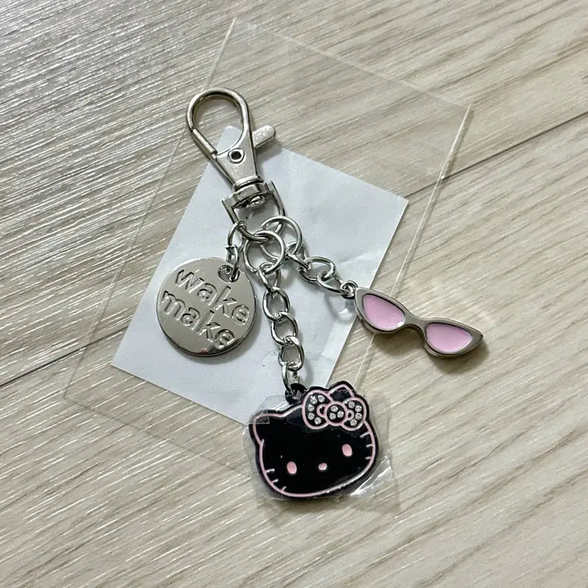 [SOLD OUT] 새상품/비닐만 개봉) 웨이크메이크 헬로키티 참키링 블랙