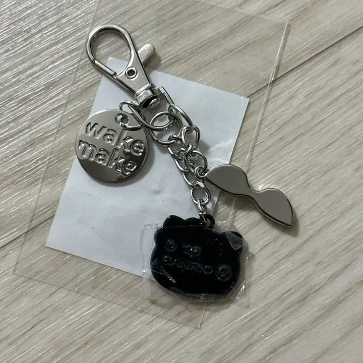[SOLD OUT] 새상품/비닐만 개봉) 웨이크메이크 헬로키티 참키링 블랙