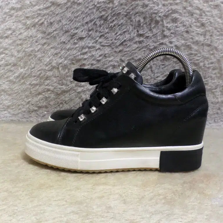[BUNJANG] Mook Wedge Height-Increasing Sneakers Black Used / 후루룩구제2 240 무크 웨지 키높이 운동화 블랙 중고 신발 260509