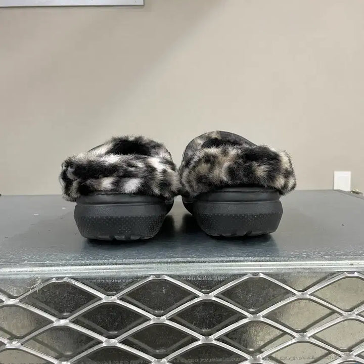 [BUNJANG] Crocs Classic Faux Fur Lined Clog Black Multi M5 / 크록스 클래식 퍼 슈어 클로그 블랙 멀티 M5