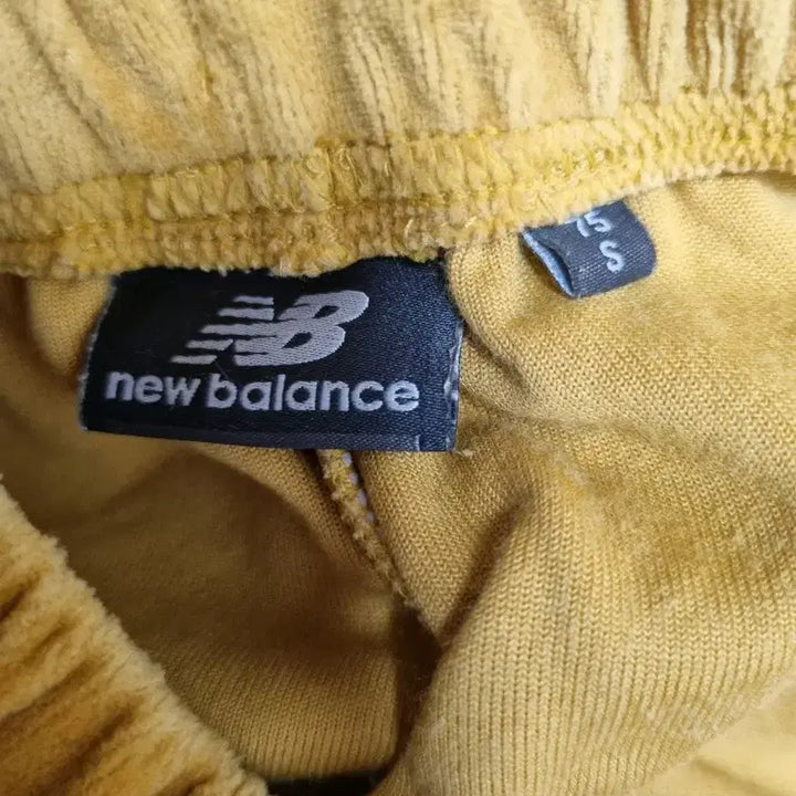 [BUNJANG] New Balance Velvet Track Pants / 뉴발란스 벨벳 트랙 팬츠