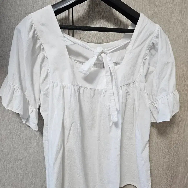 [BUNJANG] White Short Sleeve Blouse with Frill Detail / 화이트 반팔 블라우스