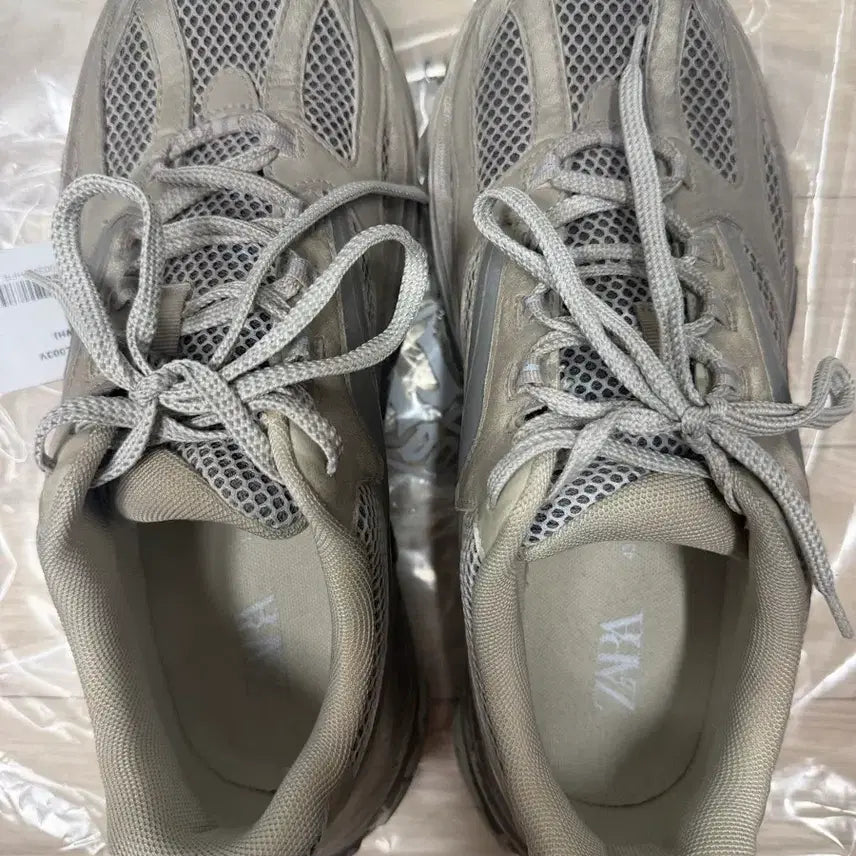 [BUNJANG] ZARA Defender-Inspired Sneakers (Size 43) / 자라 발렌맛 스니커즈 (디펜더맛)