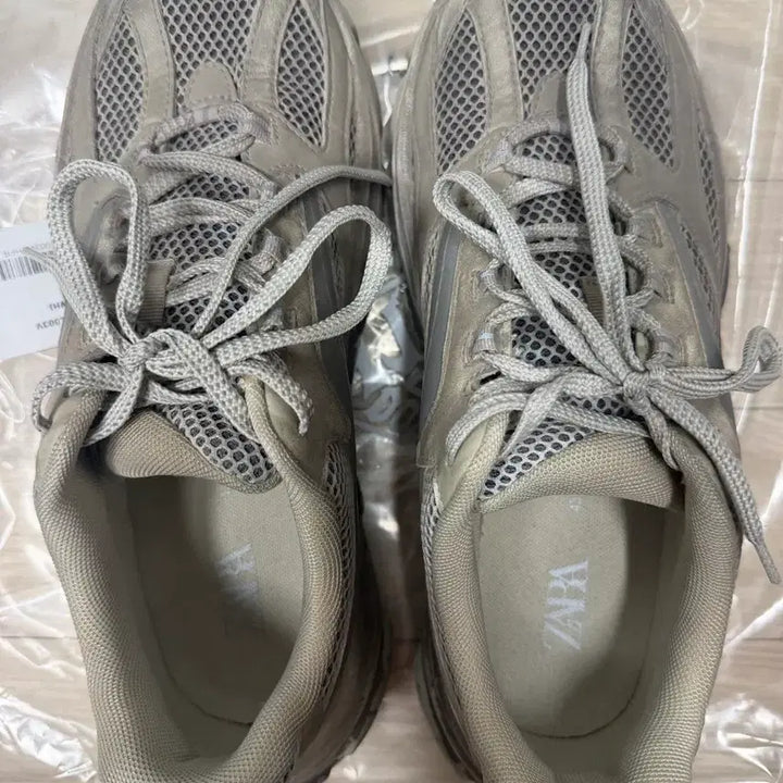 [BUNJANG] ZARA Defender-Inspired Sneakers (Size 43) / 자라 발렌맛 스니커즈 (디펜더맛)