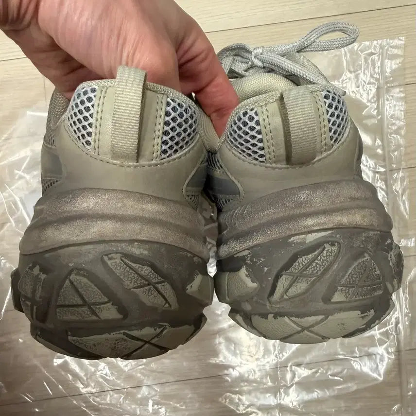 [BUNJANG] ZARA Defender-Inspired Sneakers (Size 43) / 자라 발렌맛 스니커즈 (디펜더맛)