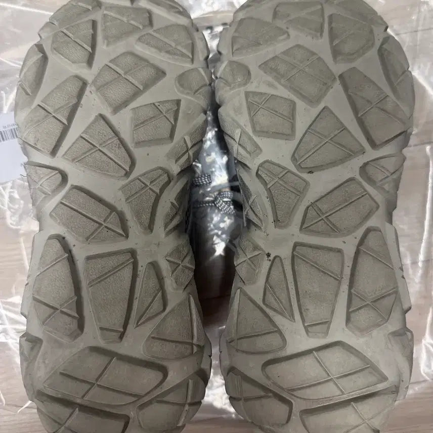[BUNJANG] ZARA Defender-Inspired Sneakers (Size 43) / 자라 발렌맛 스니커즈 (디펜더맛)