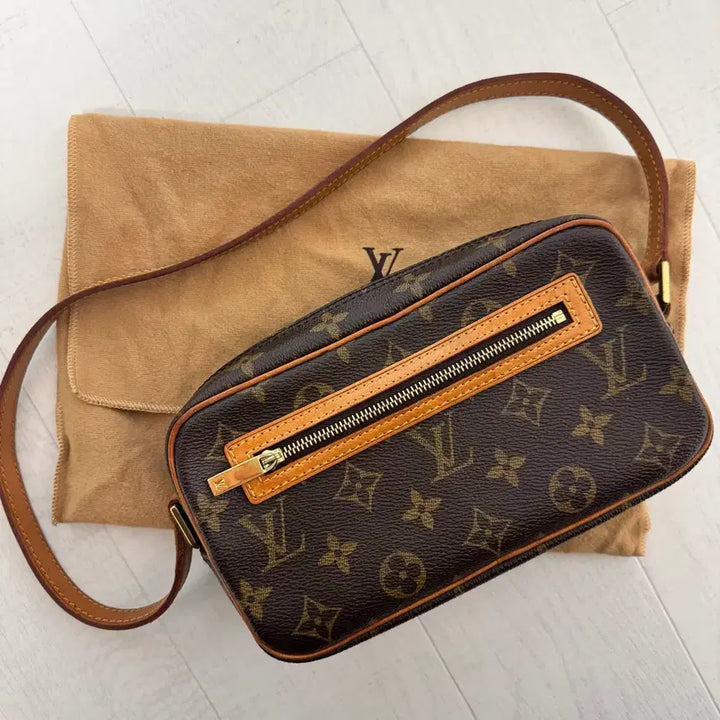[BUNJANG] Louis Vuitton Monogram Pochette Cite Shoulder Bag / 루이비통 포쉐트 시테