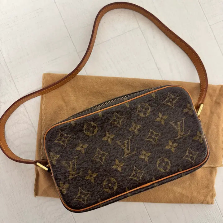 [BUNJANG] Louis Vuitton Monogram Pochette Cite Shoulder Bag / 루이비통 포쉐트 시테