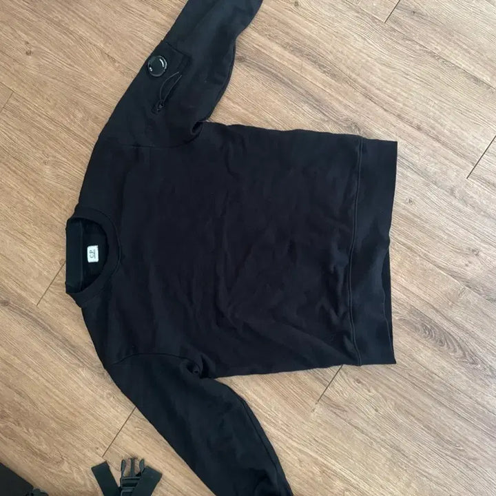 [BUNJANG] C.P. Company Lens Applique Sweatshirt Black 25FW / C.P컴퍼니 렌즈 와펜 스웨트셔츠 블랙 -25FW