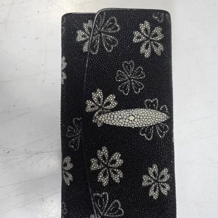 [BUNJANG] Black Stingray Leather Long Wallet with Flower Pattern / 블랙 플라워패턴의 가오리 장지갑