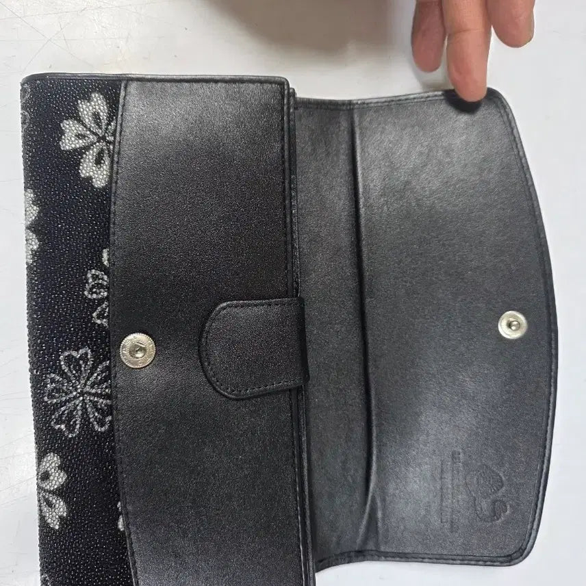[BUNJANG] Black Stingray Leather Long Wallet with Flower Pattern / 블랙 플라워패턴의 가오리 장지갑