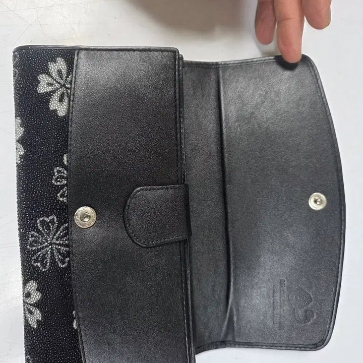 [BUNJANG] Black Stingray Leather Long Wallet with Flower Pattern / 블랙 플라워패턴의 가오리 장지갑