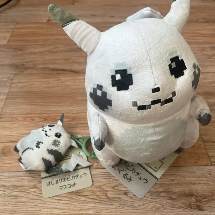 [BUNJANG] Pokemon 30th Anniversary Pixel Pikachu Doll &amp; Keyring Set / (새상품)포켓몬 30주년 픽셀 피카츄 인형세트 키링