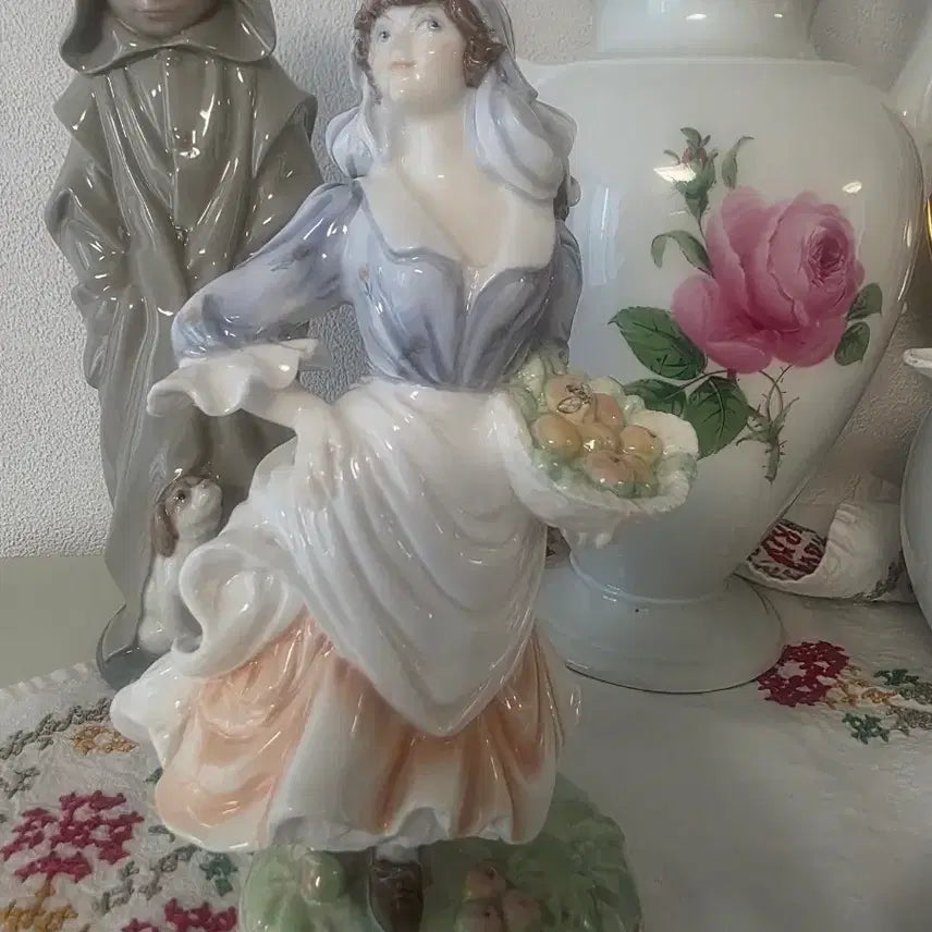 [BUNJANG] Coalport Apple Picking Woman Figurine / 콜포트피겨린 사과 따는여인