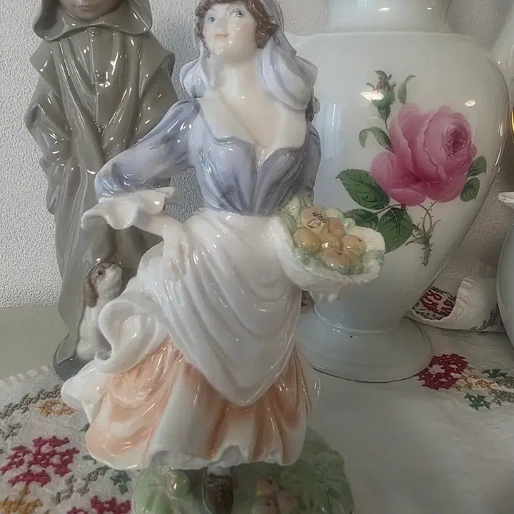 [BUNJANG] Coalport Apple Picking Woman Figurine / 콜포트피겨린 사과 따는여인