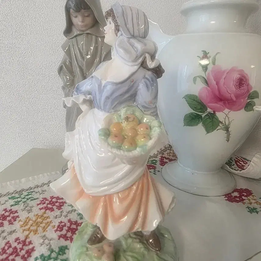 [BUNJANG] Coalport Apple Picking Woman Figurine / 콜포트피겨린 사과 따는여인