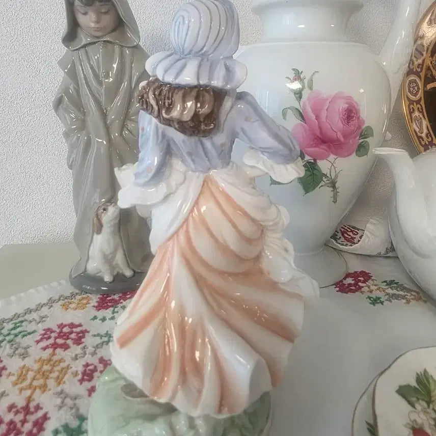 [BUNJANG] Coalport Apple Picking Woman Figurine / 콜포트피겨린 사과 따는여인