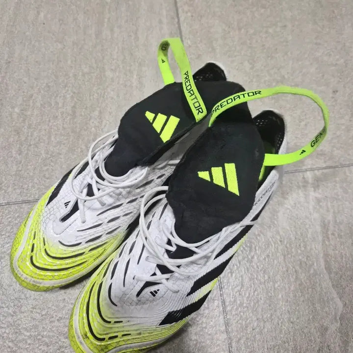 [BUNJANG] Adidas Predator 25 AG Football Boots White/Fluorescent / 아디다스 프레데터 축구화 화이트/형광