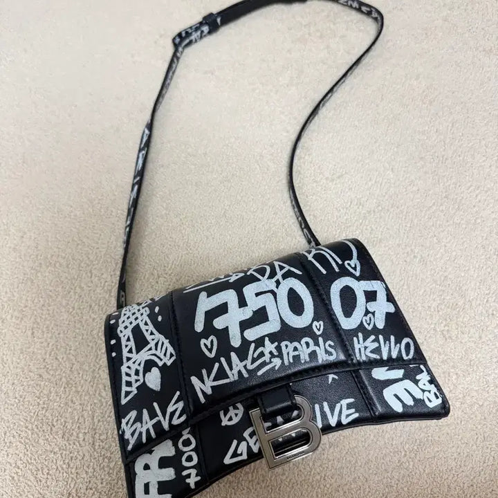 [BUNJANG] Balenciaga Hourglass Graffiti Shoulder Bag / (오늘만 이 ㄱ ㅏ격) 발렌시아가 아워글래스 그래피티 벨트백