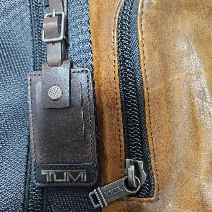 [BUNJANG] Tumi Alpha Brown Leather Sling Bag / TUMI 툼 알파 브라운 레더 슬링백