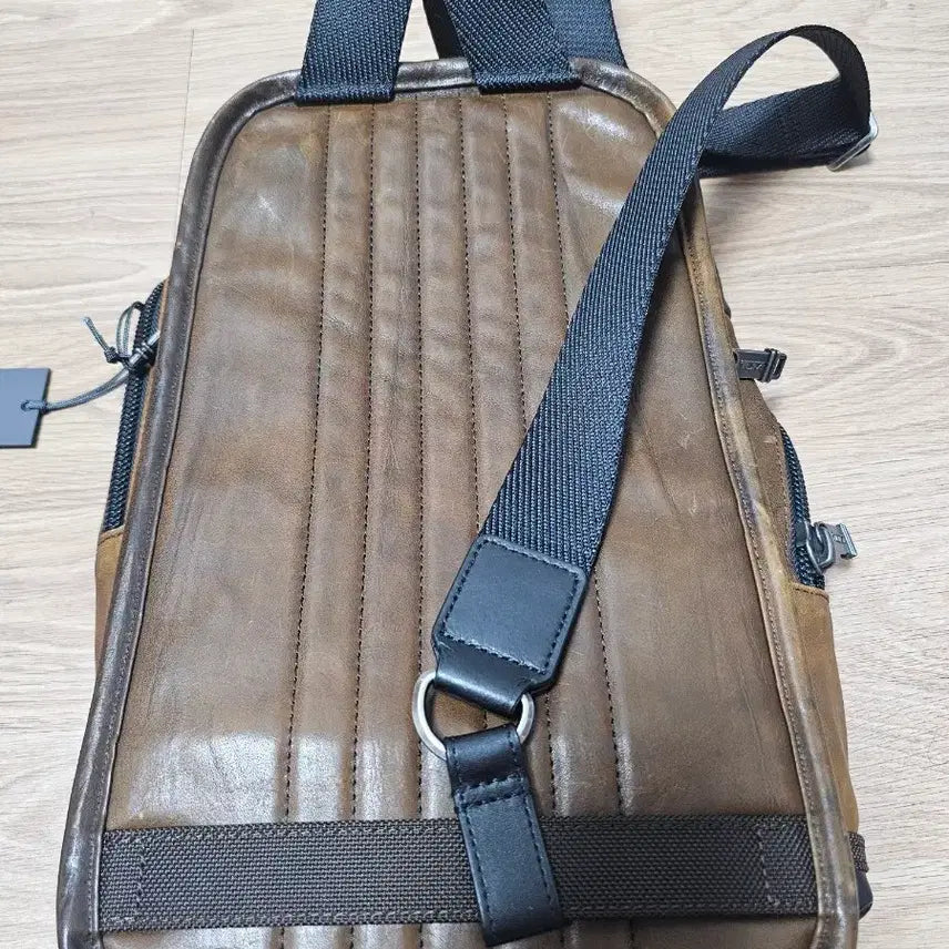 [BUNJANG] Tumi Alpha Brown Leather Sling Bag / TUMI 툼 알파 브라운 레더 슬링백
