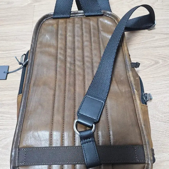 [BUNJANG] Tumi Alpha Brown Leather Sling Bag / TUMI 툼 알파 브라운 레더 슬링백